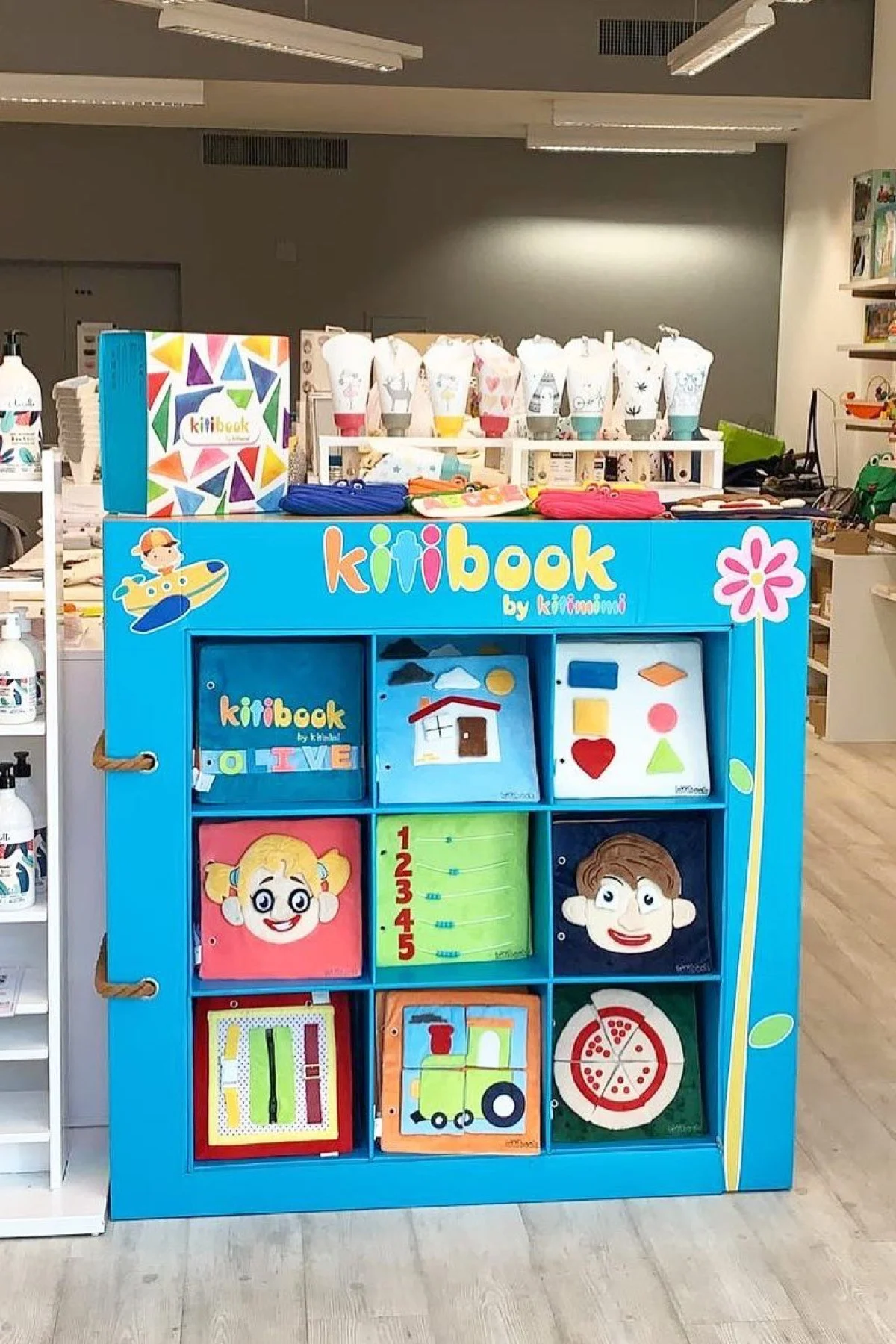 Bébé développant sa motricité fine avec un livre d'éveil en tissu Kitibook