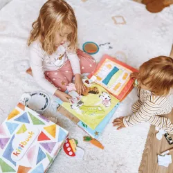 Deux filles jouant avec le Kitibook