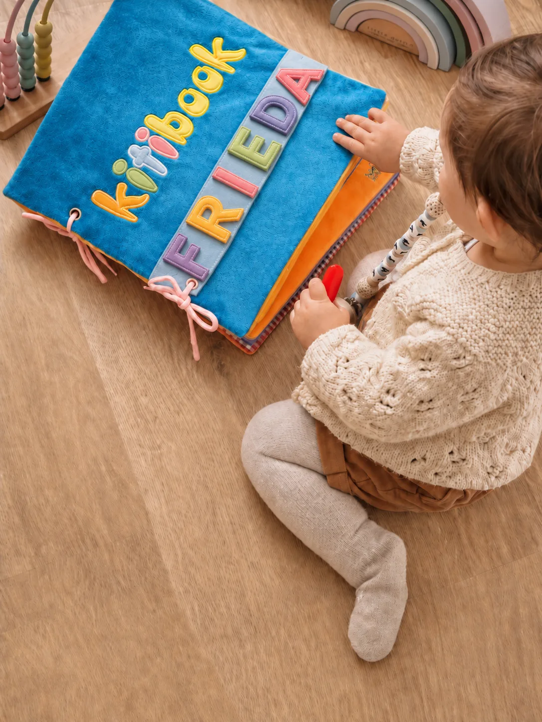 Kind spielt mit seinem Kitibook – personalisiertes Kitimimi-Aktivitätsbuch