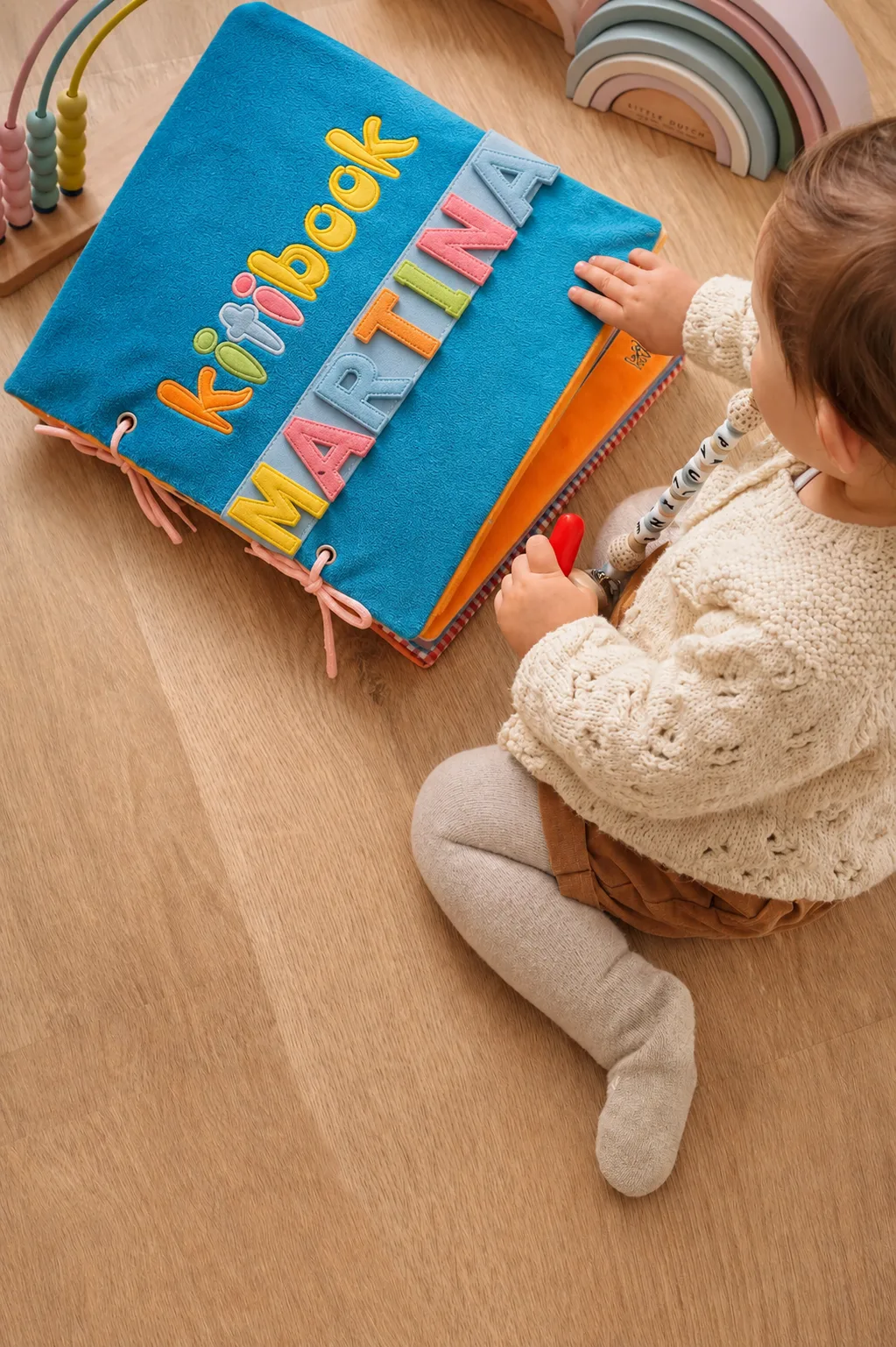 Niño jugando con su Kitibook — quiet book personalizado Kitimimi