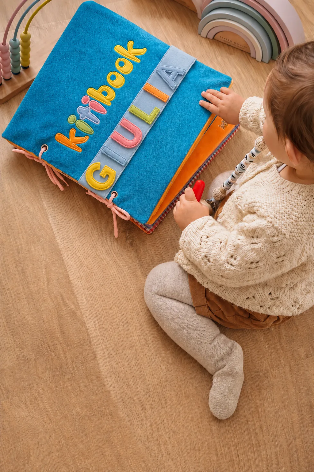 Bambino che gioca con il suo Kitibook — quiet book personalizzato Kitimimi