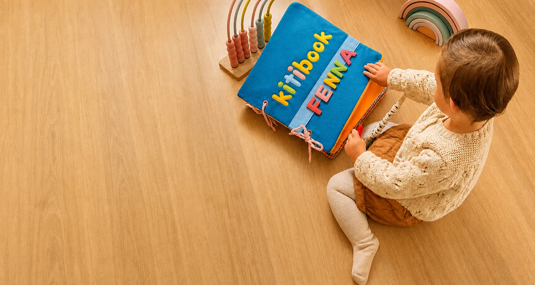 Kind dat met zijn Kitibook speelt — gepersonaliseerd Kitimimi activiteitenboek