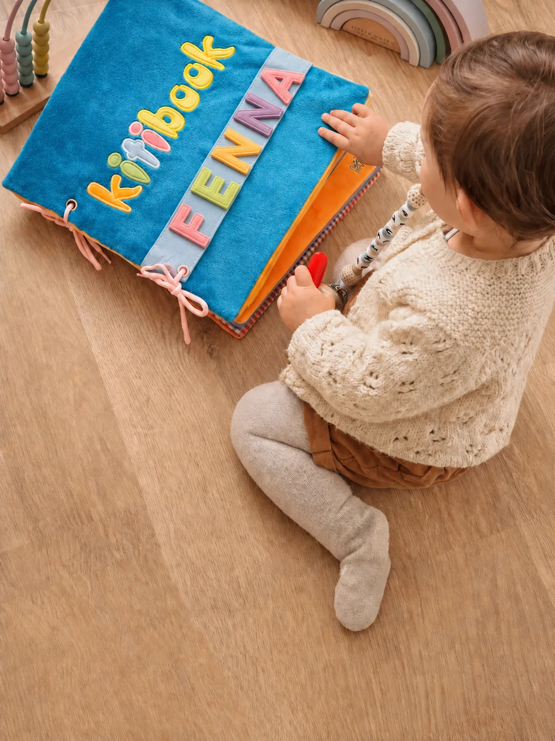 Kind dat met zijn Kitibook speelt — gepersonaliseerd Kitimimi activiteitenboek