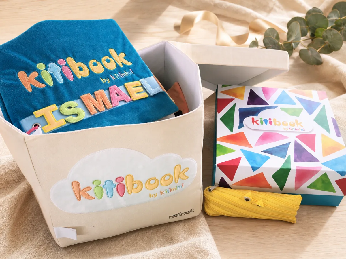 Coffret cadeau personnalisé Kitibook avec couverture au prénom brodé et boîte cadeau