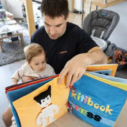 Papa et bébé découvrant le Kitibook